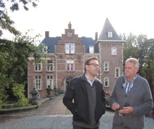 Wim Delvoye en professor Hendrik Hendrickx, voor kasteel 'de Bueren'