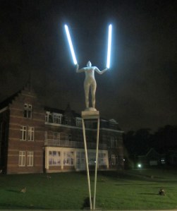 de wolken doorprikkend