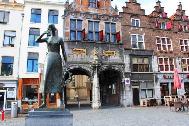 standbeeld van Mariken Van Nieumeghen - Grote Markt